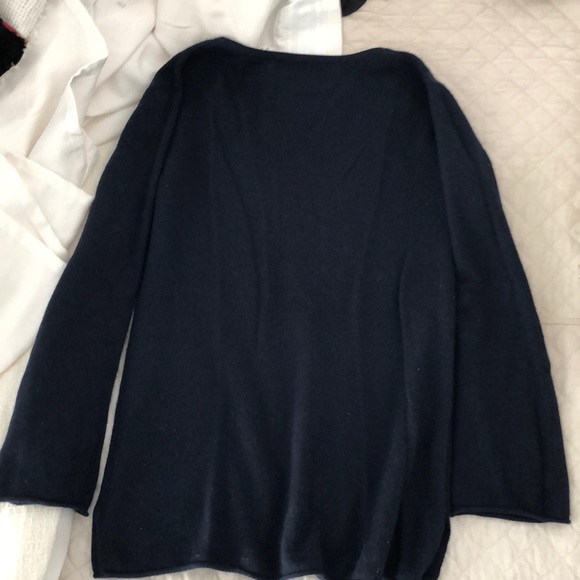Subtle Luxury V-neck Cashmere sweater. Sz Medium - Picture 6 of 7